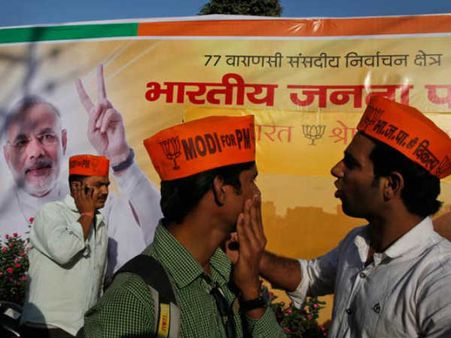 Photo : વારાણસીમાં ભાજપના કાર્યાલય પર EC, પોલીસના દરોડા