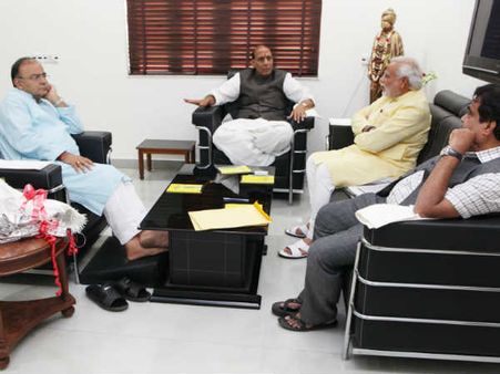 ગાંધીનગરમાં બેઠક શરૂ, 17મીએ મોદી જશે વારાણસી