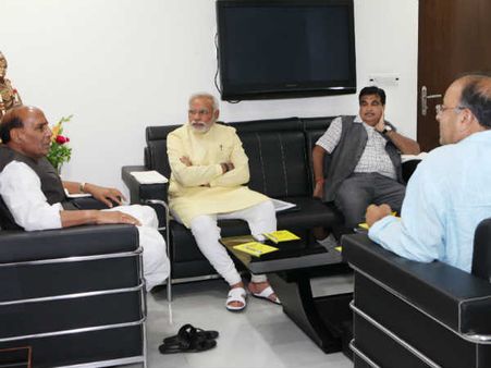 ગાંધીનગરમાં બેઠક શરૂ, 17મીએ મોદી જશે વારાણસી