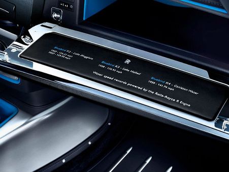 કેમ્પબેલના રેકોર્ડની ગુંથણી ગ્લવ બોક્સ પેનલમાં