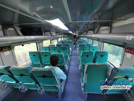 વૈભવી સુવિધાઓ ધરાવતી એક ડબલ ડેક્કર ટ્રેન 