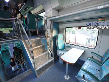 વૈભવી સુવિધાઓ ધરાવતી એક ડબલ ડેક્કર ટ્રેન