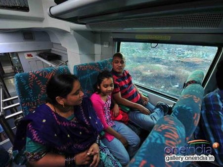 વૈભવી સુવિધાઓ ધરાવતી એક ડબલ ડેક્કર ટ્રેન 