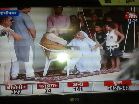 માતાને મળી નરેન્દ્ર મોદીએ લીધા આશિર્વાદ