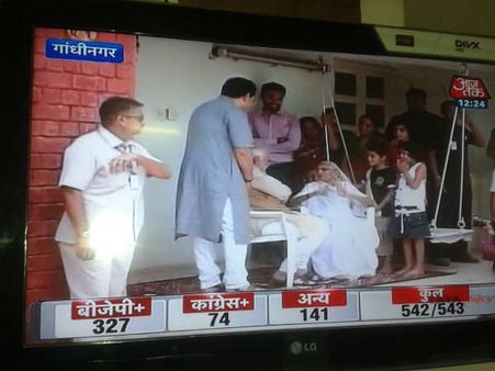 માતાને મળી નરેન્દ્ર મોદીએ લીધા આશિર્વાદ