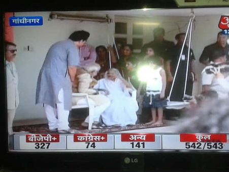 માતાને મળી નરેન્દ્ર મોદીએ લીધા આશિર્વાદ