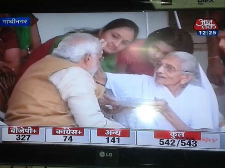 માતાને મળી નરેન્દ્ર મોદીએ લીધા આશિર્વાદ