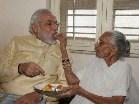 મારા પુત્રને વિકાસ માટે આર્શિવાદ: મોદીની માતા 