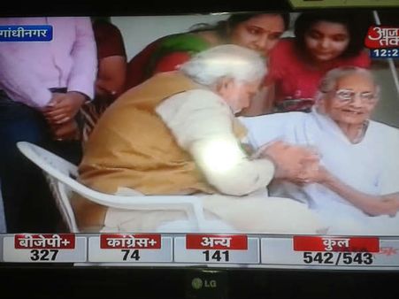pic: માતાને મળી નરેન્દ્ર મોદીએ લીધા આશિર્વાદ