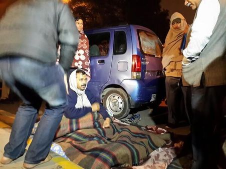 રસ્તામાં ઊંઘી રહેલા કેજરીવાલ