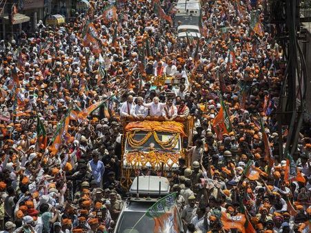 વારાણસીમાં નરેન્દ્ર મોદીનો રોડ શોડ શો