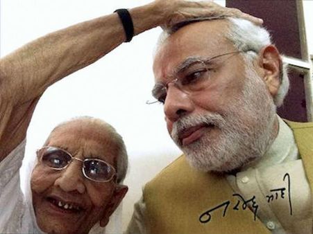 માતા સાથે મોદી
