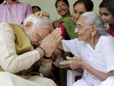 માતા હીરાબેન સાથે મોદી