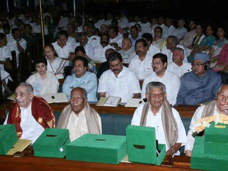 સાંસદ પરસ્પર મળીને કરતા હતા ચર્ચા