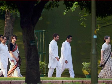 રાજીવ ગાંધીને શ્રદ્ધાંજલિ