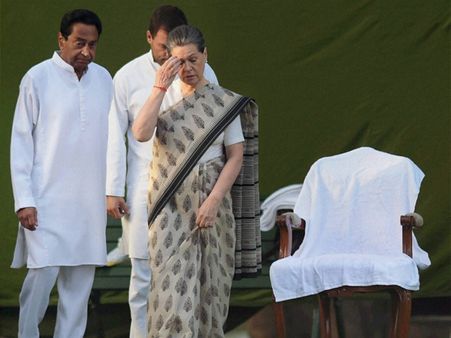 રાજીવ ગાંધીને શ્રદ્ધાંજલિ