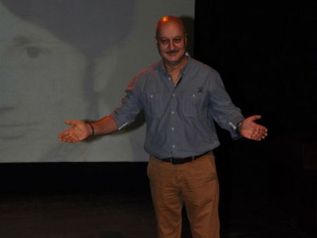 અનુપમ એકલ અભિનય મંચન અનુપમ એકલ અભિનય મંચન