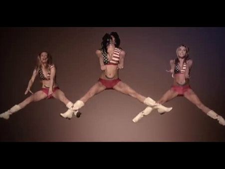 સ્પોર્ટિંગ કરતી ડાન્સર્સ