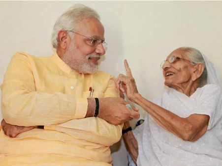 દિલ્હી જતા પહેલા મોદી મળ્યા માતાને