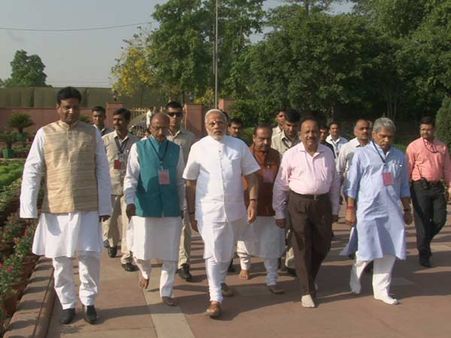 રાજઘાટ પહોંચ્યા મોદી