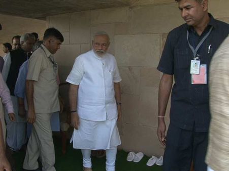 રાજઘાટ પહોંચ્યા મોદી