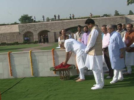 મોદીએ આપી બાપુને શ્રદ્ધાંજલિ