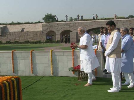મોદીએ આપી બાપુને શ્રદ્ધાંજલિ