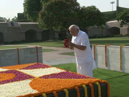 મોદીએ આપી બાપુને શ્રદ્ધાંજલિ