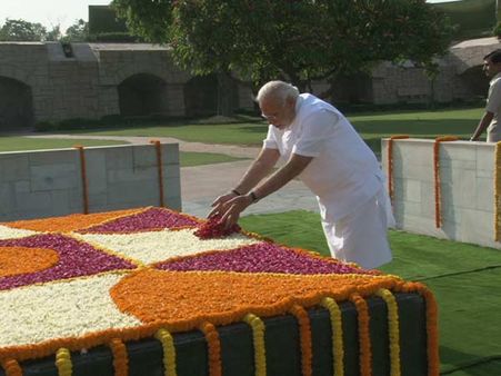 મોદીએ આપી બાપુને શ્રદ્ધાંજલિ