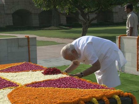 મોદીએ આપી બાપુને શ્રદ્ધાંજલિ