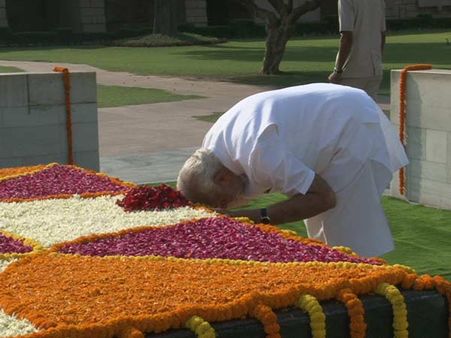 મોદીએ આપી બાપુને શ્રદ્ધાંજલિ