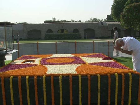 મોદીએ આપી બાપુને શ્રદ્ધાંજલિ