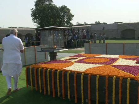 મોદીએ આપી બાપુને શ્રદ્ધાંજલિ