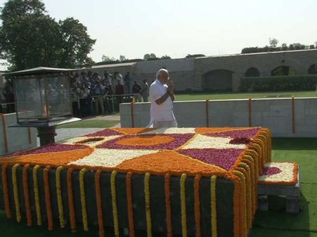 મોદીએ આપી બાપુને શ્રદ્ધાંજલિ