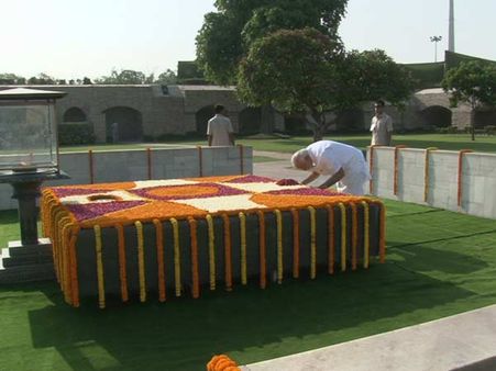 મોદીએ આપી બાપુને શ્રદ્ધાંજલિ