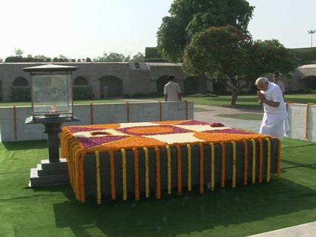 મોદીએ આપી બાપુને શ્રદ્ધાંજલિ