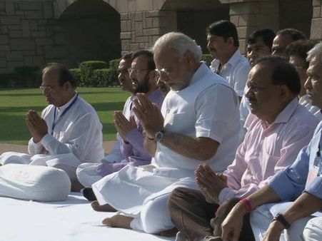 રાજઘાટ પર મોદીએ કર્યું ધ્યાન