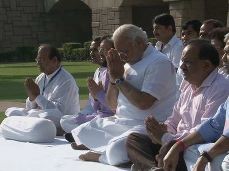 રાજઘાટ પર મોદીએ કર્યું ધ્યાન