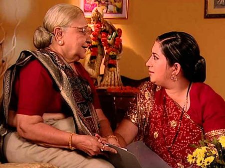 Pics : નૉન-ગ્રેજ્યુએટ ‘તુલસી’ને ‘બા’ના આશીર્વાદ