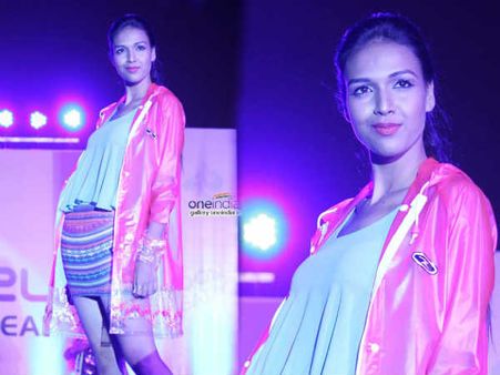 હુંફાળા રેનકોટને હૉટ બનાવતી હસીનાઓ હુંફાળા રેનકોટને હૉટ બનાવતી હસીનાઓ