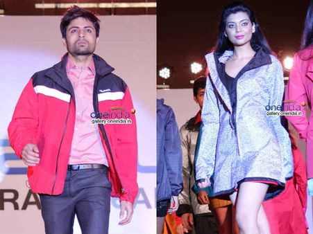 રેનવૅયર સાથે રૅમ્પ વૉક કરતા મૉડેલ્સ રેનવૅયર સાથે રૅમ્પ વૉક કરતા મૉડેલ્સ