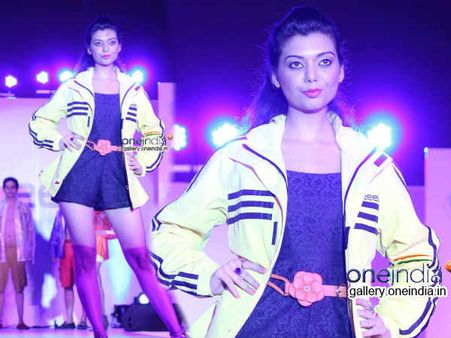 હુંફાળા રેનકોટને હૉટ બનાવતી હસીનાઓ હુંફાળા રેનકોટને હૉટ બનાવતી હસીનાઓ