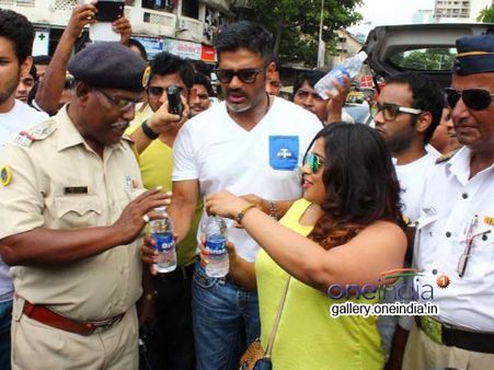 સુનિલ શેટ્ટી દ્વારા પાણી વિતરણ