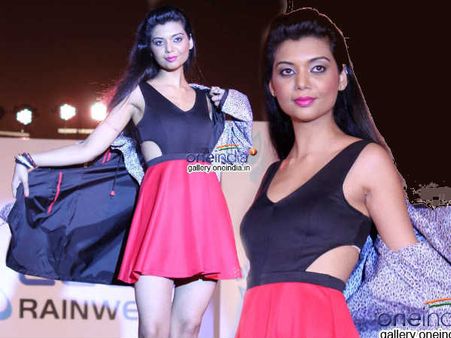 હુંફાળા રેનકોટને હૉટ બનાવતી હસીનાઓ : જુઓ તસવીરો