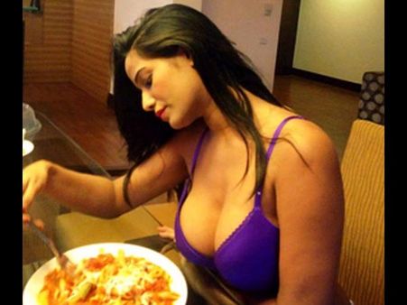 શાહરુખને પૂનમના હૉટ અભિનંદન