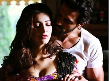 ડી ડે-ગેલુપુ ગુર્રમમાં શ્રુતિ-અર્જુનના ગરમાગરમ દૃશ્યો ડી ડે-ગેલુપુ ગુર્રમમાં શ્રુતિ-અર્જુનના ગરમાગરમ દૃશ્યો