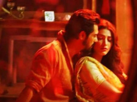 ડી ડે-ગેલુપુ ગુર્રમમાં શ્રુતિ-અર્જુનના ગરમાગરમ દૃશ્યો ડી ડે-ગેલુપુ ગુર્રમમાં શ્રુતિ-અર્જુનના ગરમાગરમ દૃશ્યો