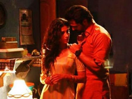 ડી ડે-ગેલુપુ ગુર્રમમાં શ્રુતિ-અર્જુનના ગરમાગરમ દૃશ્યો ડી ડે-ગેલુપુ ગુર્રમમાં શ્રુતિ-અર્જુનના ગરમાગરમ દૃશ્યો