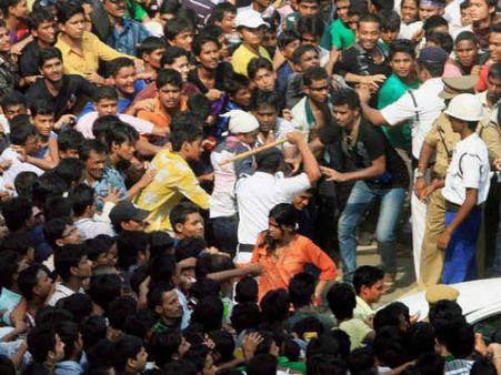 KKRના ચાહકોનો ઇડન ગાર્ડન બહાર હંગામો; પોલીસનો લાઠીચાર્જ