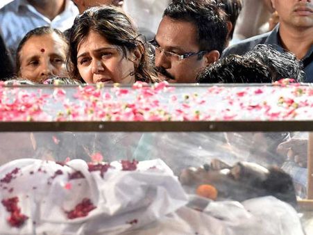 મુંડેના અંતિમ સંસ્કાર, દિકરી પંકજાએ આપી મુખાગ્નિ